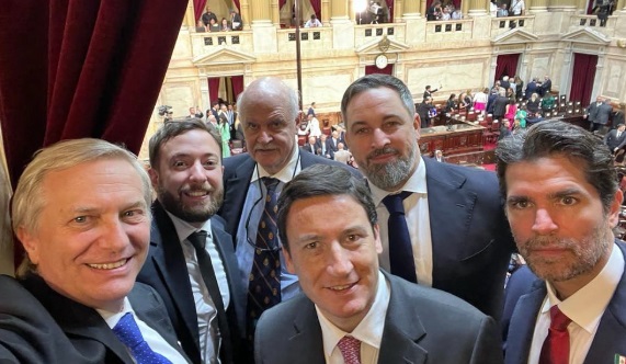 Verástegui junto a José Antonio Kast y otros dirigentes de la derecha en asunción de Milei