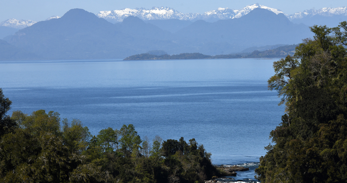 Embarcación con siete personas termina volcada en las aguas del Lago Ranco