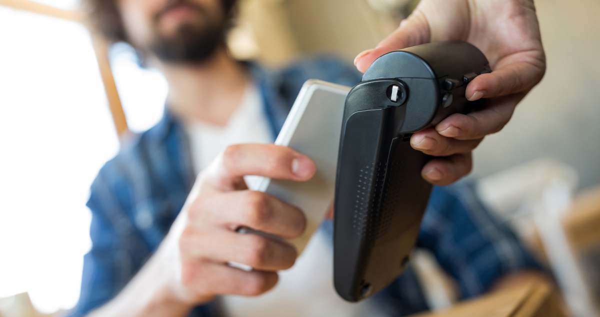 Foto de contexto de persona pagando con tarjeta