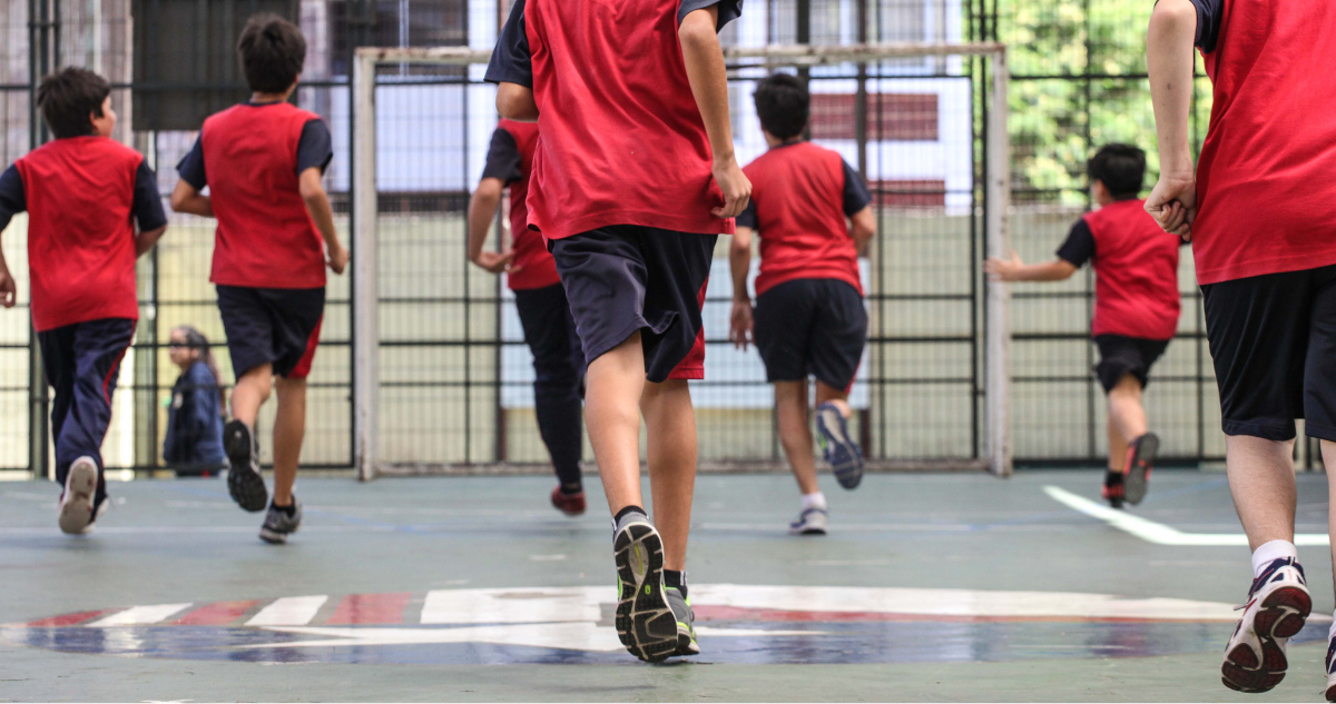 Estudiantes corriendo. Foto de contexto para columna sobre ley de los 60 minutos diarios de actividad física.
