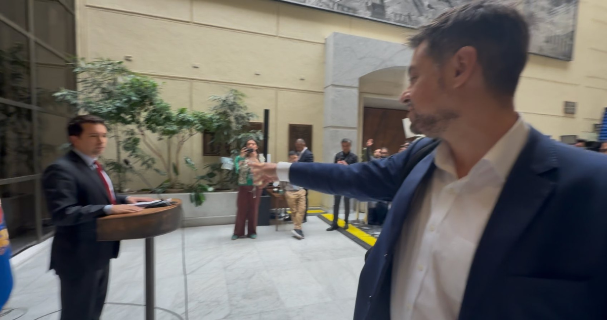 Manouchehri lanza billete a Araya cuando explicaba vínculo con Yáber: “Ahí tiene plata si quiere”