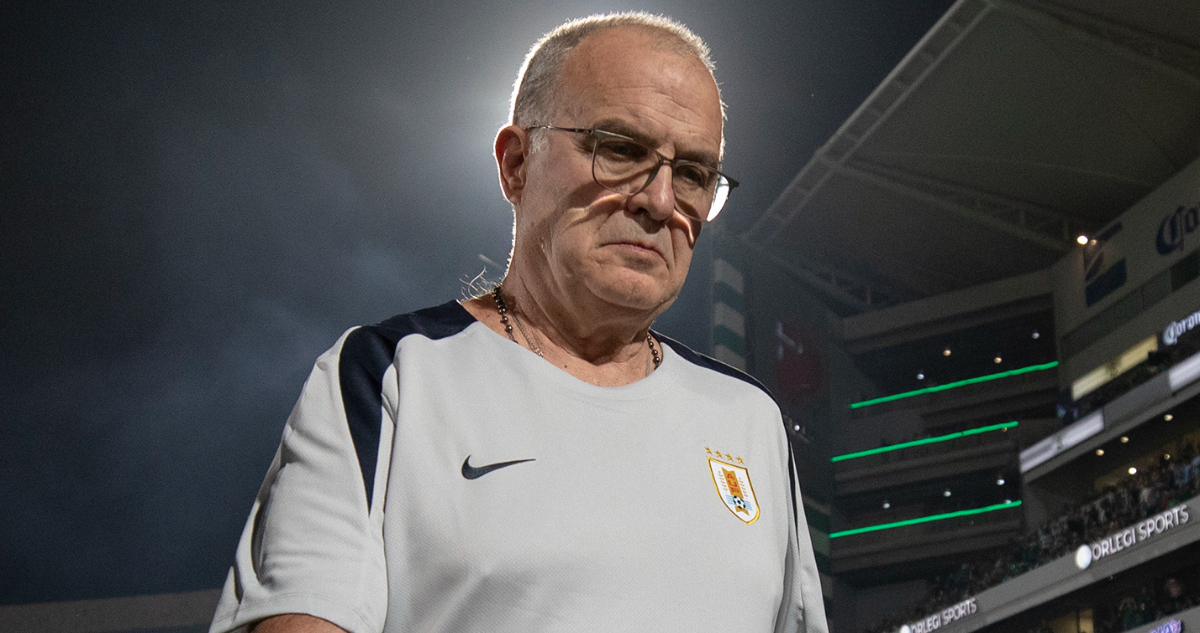 Marcelo Bielsa dirigiendo a Uruguay en amistoso