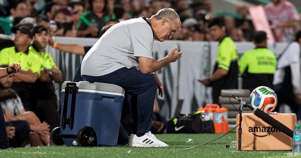 Marcelo Bielsa dirigiendo a Uruguay en amistoso