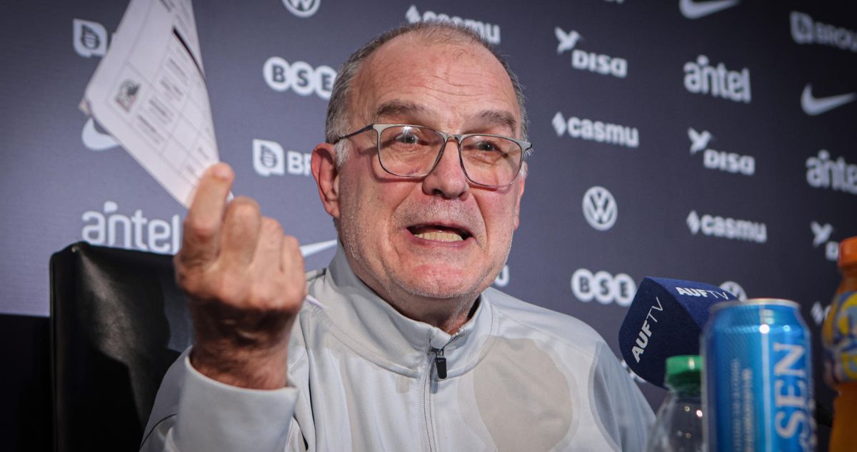 Marcelo Bielsa continúa en la Selección de Uruguay.