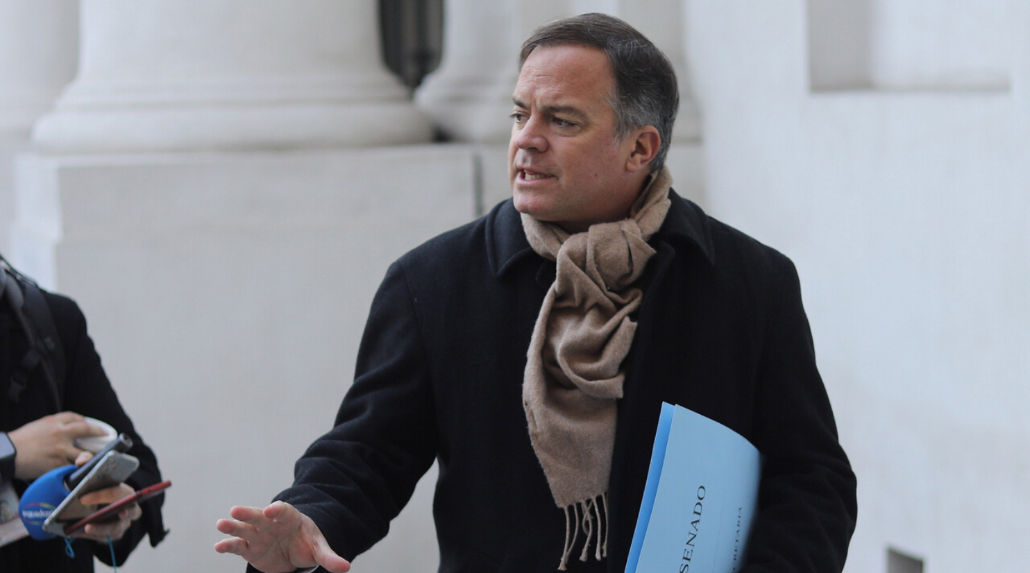 Senador Walker ofrece entregar antecedentes a Fiscalía por transferencia de Yáber por $1,6 millones