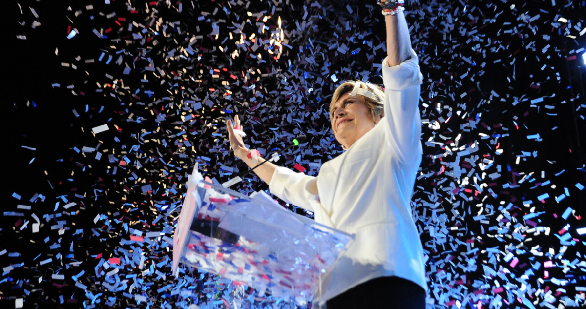 Matthei endurece tono, carga contra el FA y se erige como la única que puede derrotar a "comunista"