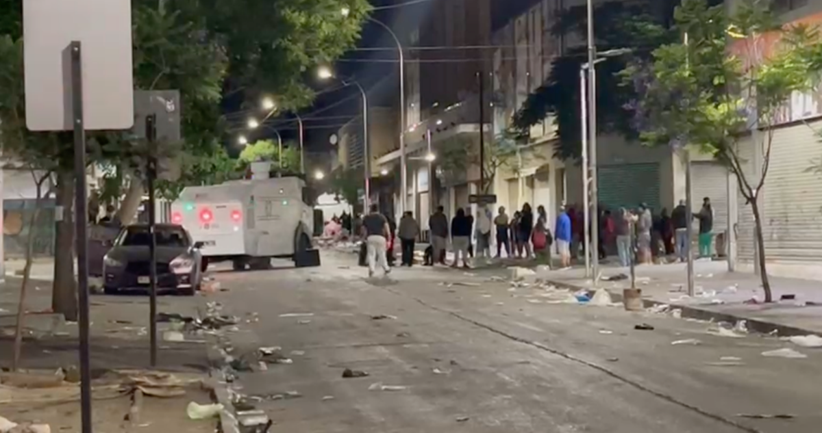 Carabineros desalojó masiva instalación de toldos azules que llegó al Barrio Meiggs