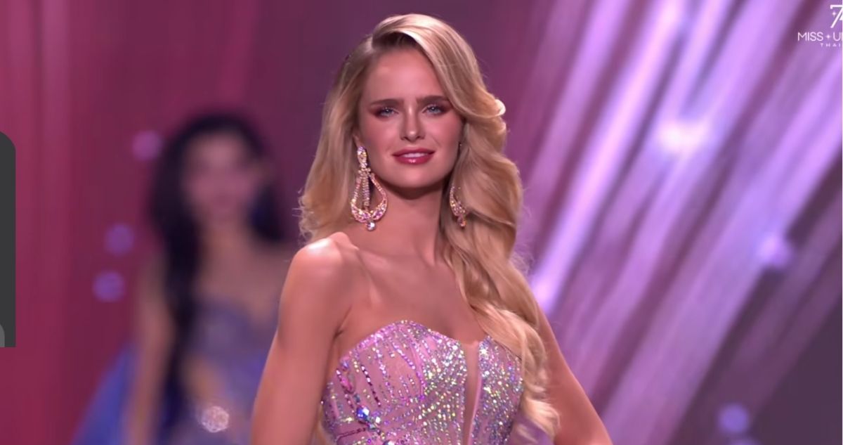 Inna Moll en traje de noche en el Miss Universo 2025