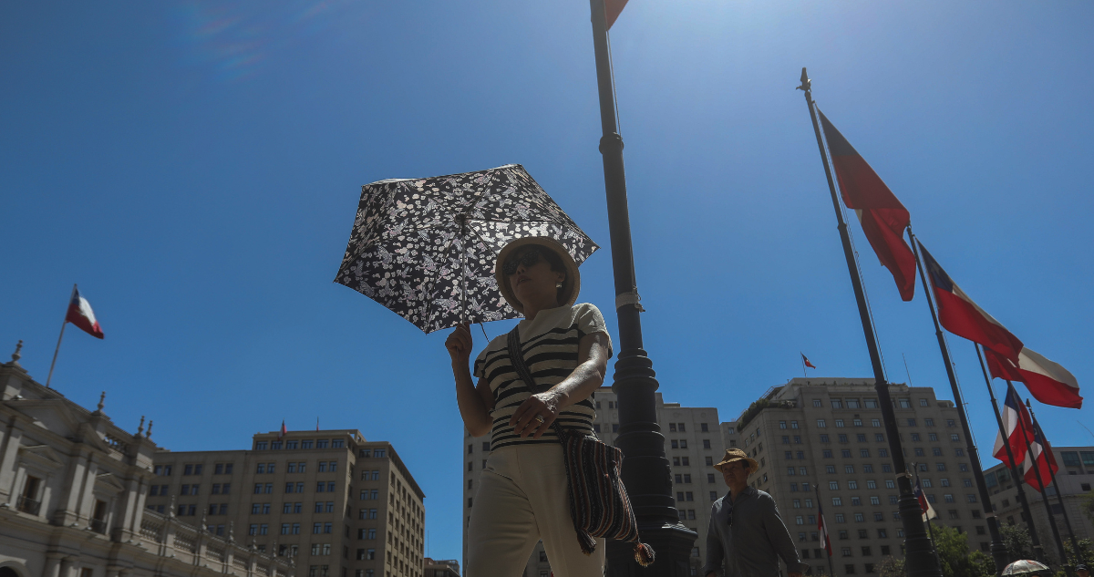 Pronostican posible ola de calor en Santiago esta semana: temperaturas pasarían los 30 °C