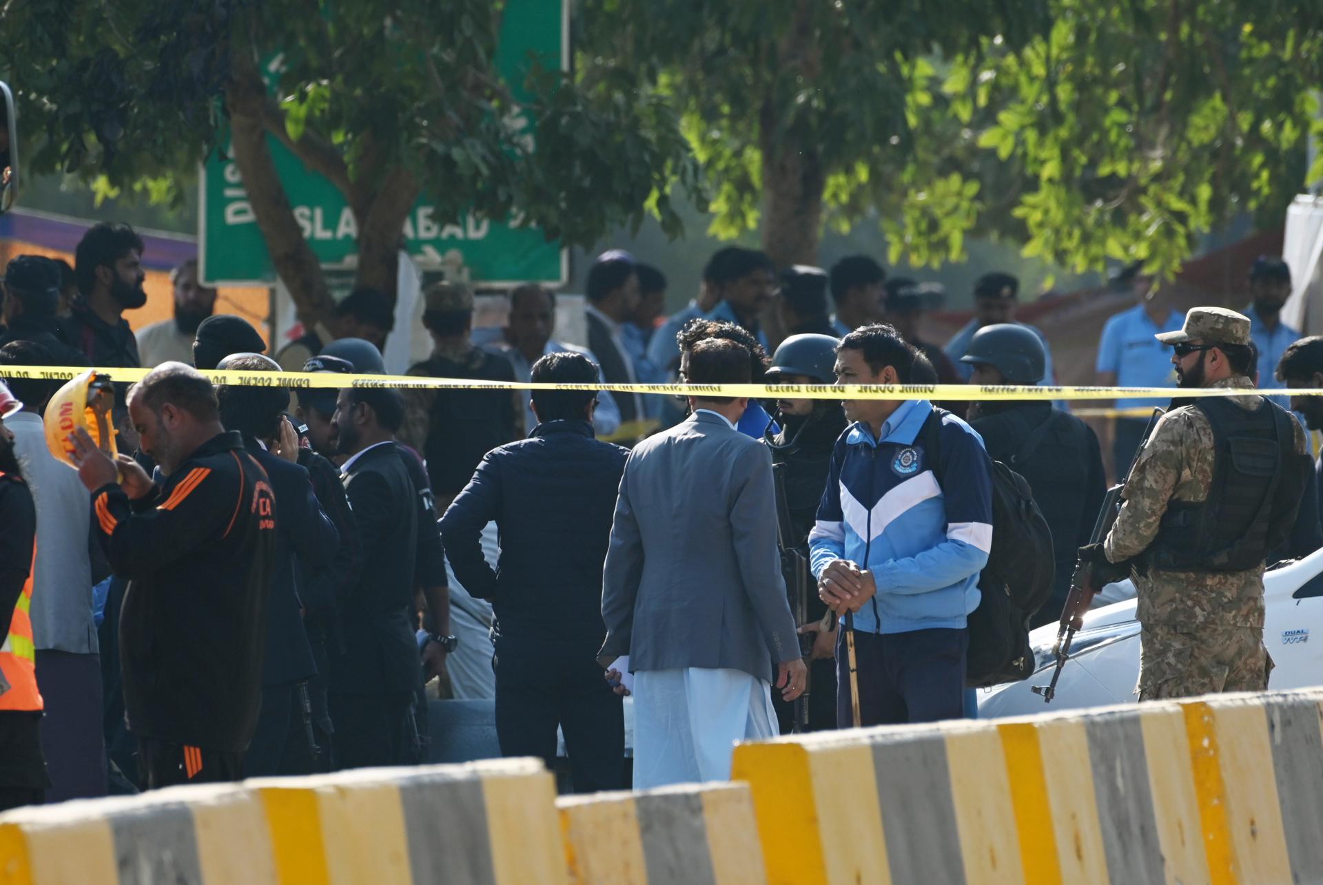 Las fuerzas de seguridad aseguran el lugar tras el atentado suicida en Islamabad