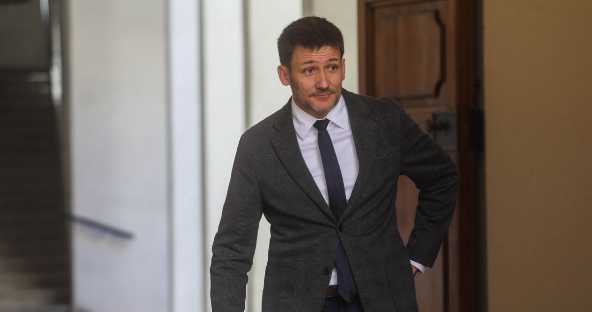 Las críticas a Pardow por justificar demora en informar error en cobros de la luz para evitar “alarma”