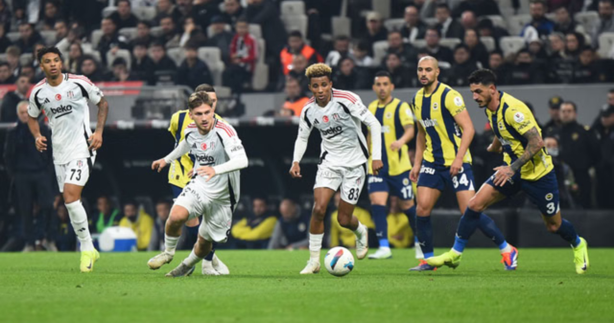 Partido del fútbol turco entre Fenerbahce y Besiktas