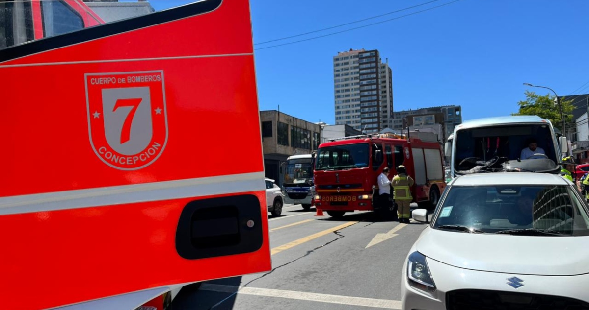 Pasajero eyectado de parabrisas de micro en Concepción