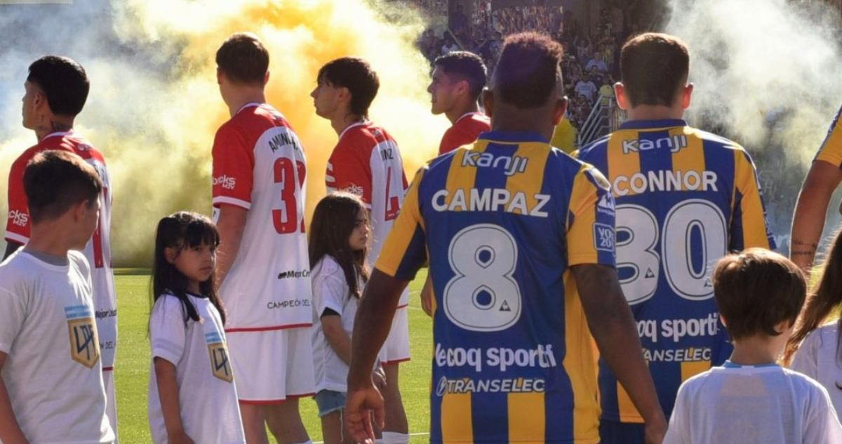 Pasillo de espaldas de Estudiantes a Rosario Central