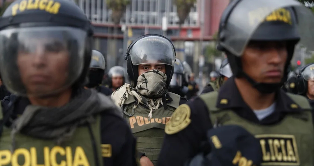Perú anuncia que el 50% de los policías en Lima patrullarán encubiertos para combatir el crimen
