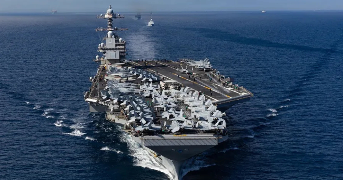 El USS Gerald R. Ford navegando por el Estrecho de Gibraltar el 1 de octubre de 2025