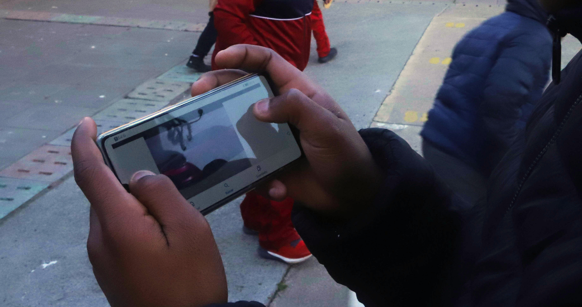 Cuándo comenzará la prohibición de los celulares en colegios, según plantea el proyecto de ley