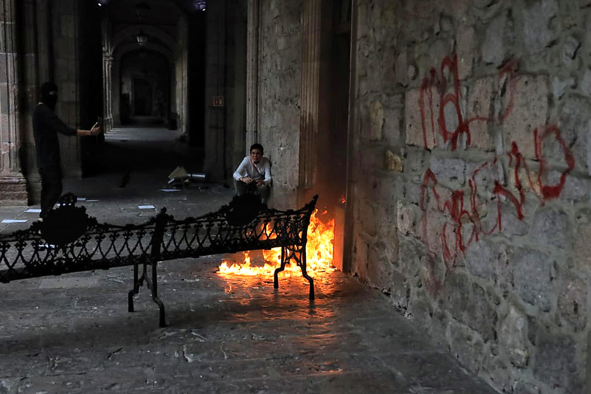 Un manifestante prende fuego durante una protesta en el Palacio de Gobierno en Morelia 