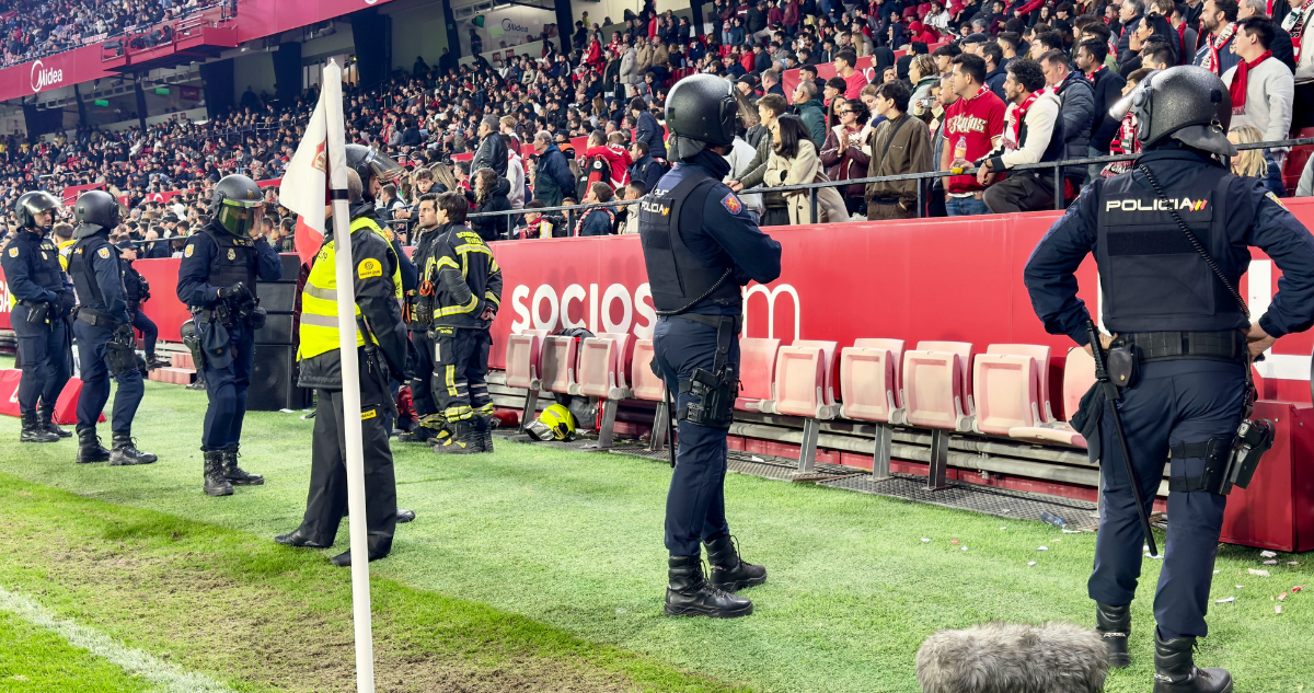 Hinchas lanzan proyectiles y suspenden duelo entre Sevilla y Betis cuando equipo de Pellegrini ganaba