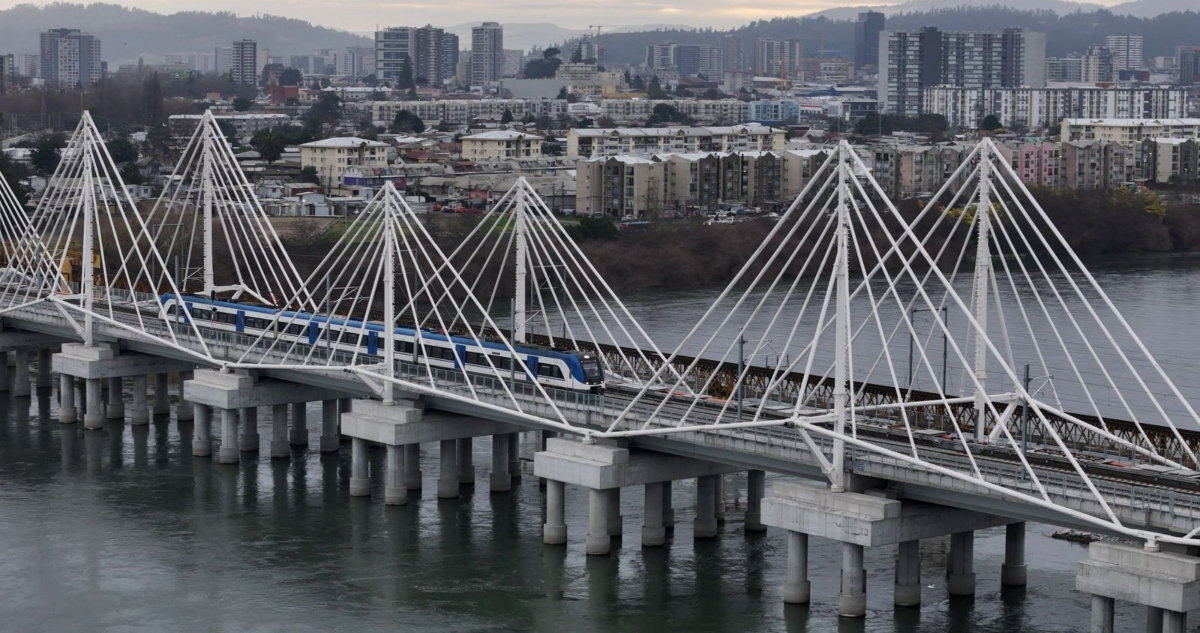 https://media.biobiochile.cl/wp-content/uploads/2025/11/puente-ferroviario-linea2-biotren.jpg