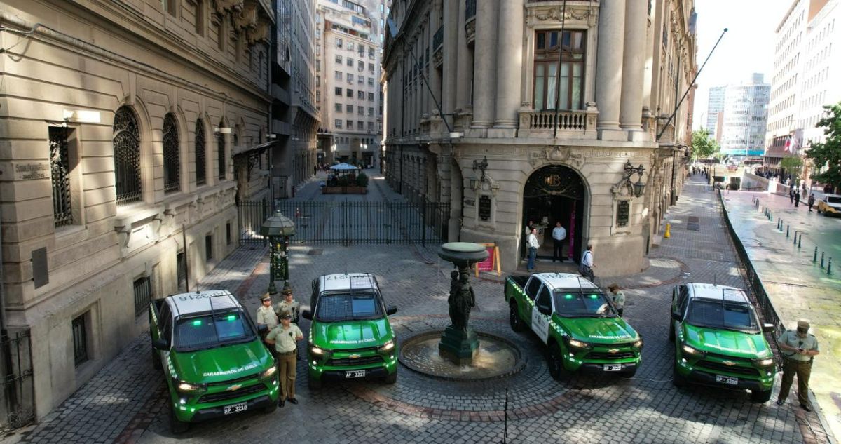 Para fortalecer la seguridad en la RM: Gobierno de Santiago entrega vehículos blindados a Carabineros