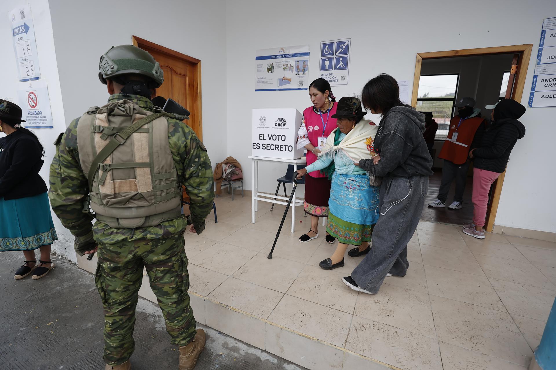 Comienza referéndum en Ecuador para definir si se cambia la Constitución