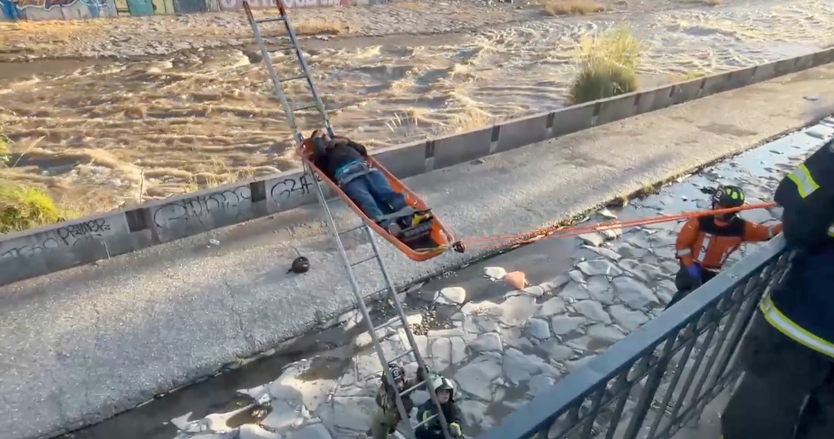 Hombre es lanzado al río Mapocho tras sufrir un asalto frente al Parque Forestal