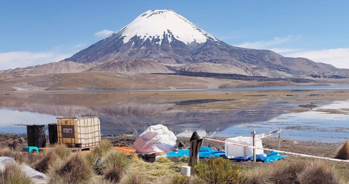 Retiran casi 6 mil litros de aceite de soya desde el Lago Chungará tras accidente de camión boliviano