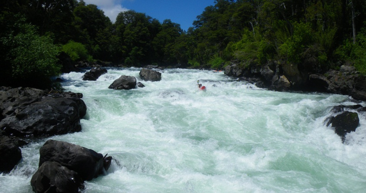 Organizaciones denuncian una “crisis sanitaria silenciosa” por aguas servidas en río Trancura