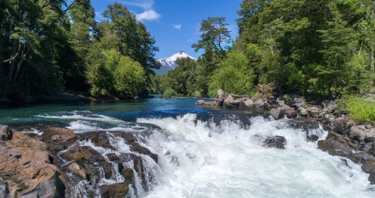 “Es una situación bien crítica”: Alcalde de Curarrehue por desechos domiciliarios en el río Trancura