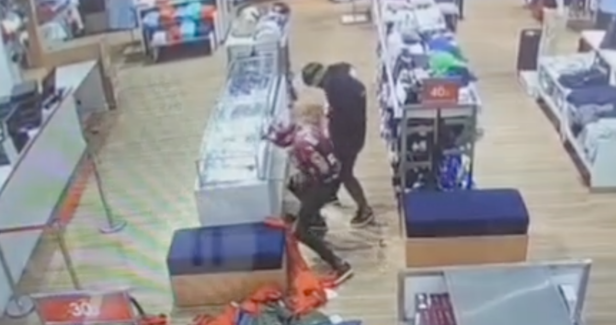 VIDEO | Dos detenidos deja violento robo a tienda en mall de Quilicura