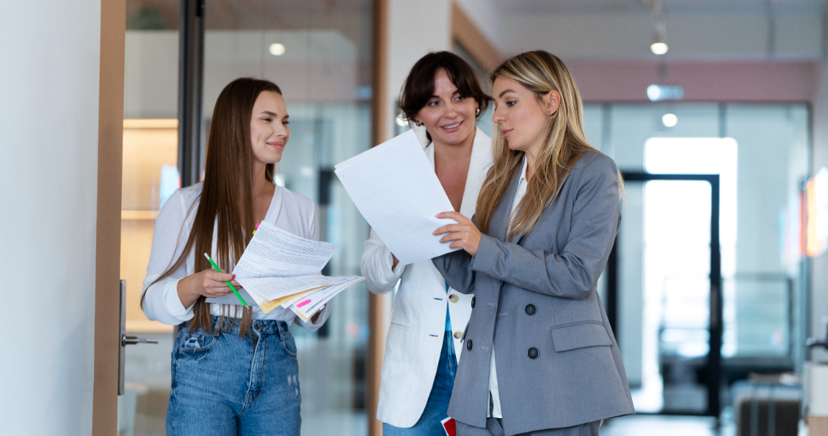 Lanzan nueva versión de Santander W50: chilenas podrán recibir formación presencial en LSE de Londres