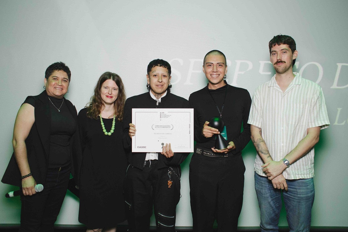 Secreto de cabeza de Matía Lorenzo junto a jurado Cortos emergentes. Crédito: Tom Chenette