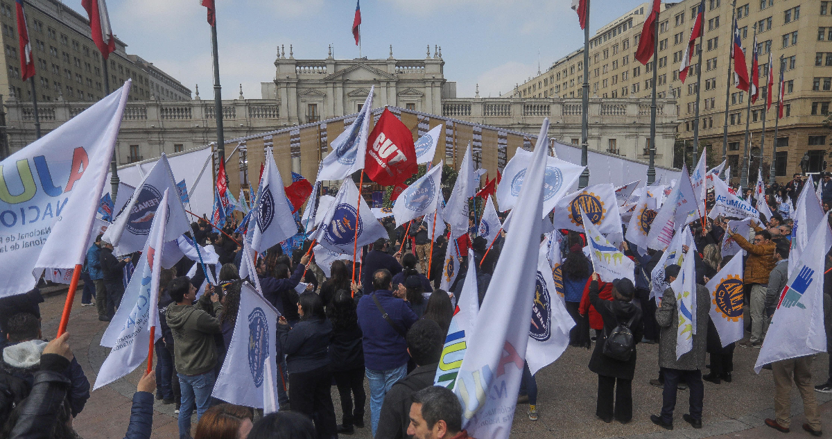 Gobierno prevé tensión por reajuste a sector público, que no permitirá ahorro a costa de sus salarios