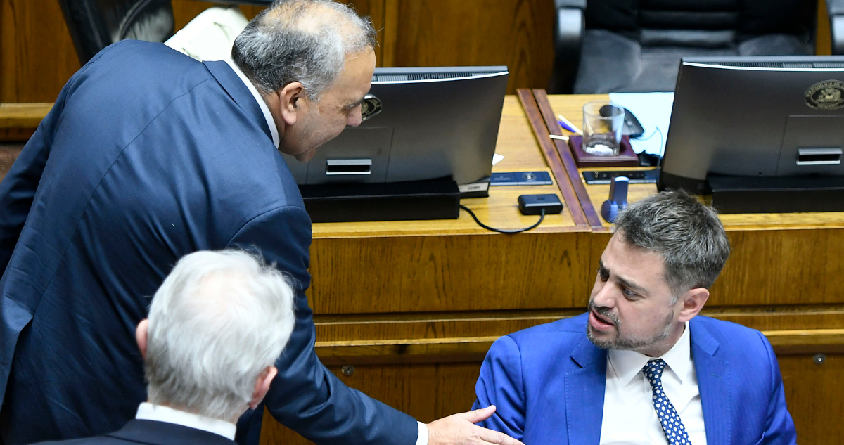 Senador Espinoza anuncia querella por injurias y calumnias contra Manouchehri por acusarlo de corrupto