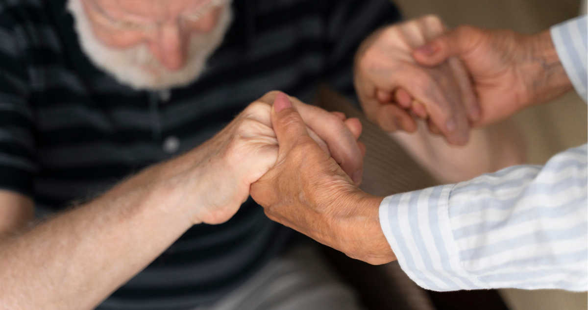 Foto de contexto de persona cuidando a adulto mayor