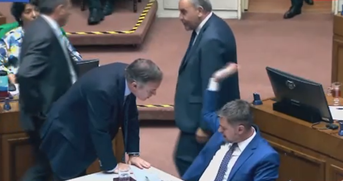 Sesión por acusación constitucional contra Ulloa fue interrumpida por altercado entre senadores