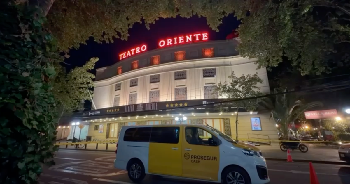 Hombre muere atropellado por camión de valores afuera del Teatro Oriente en Providencia