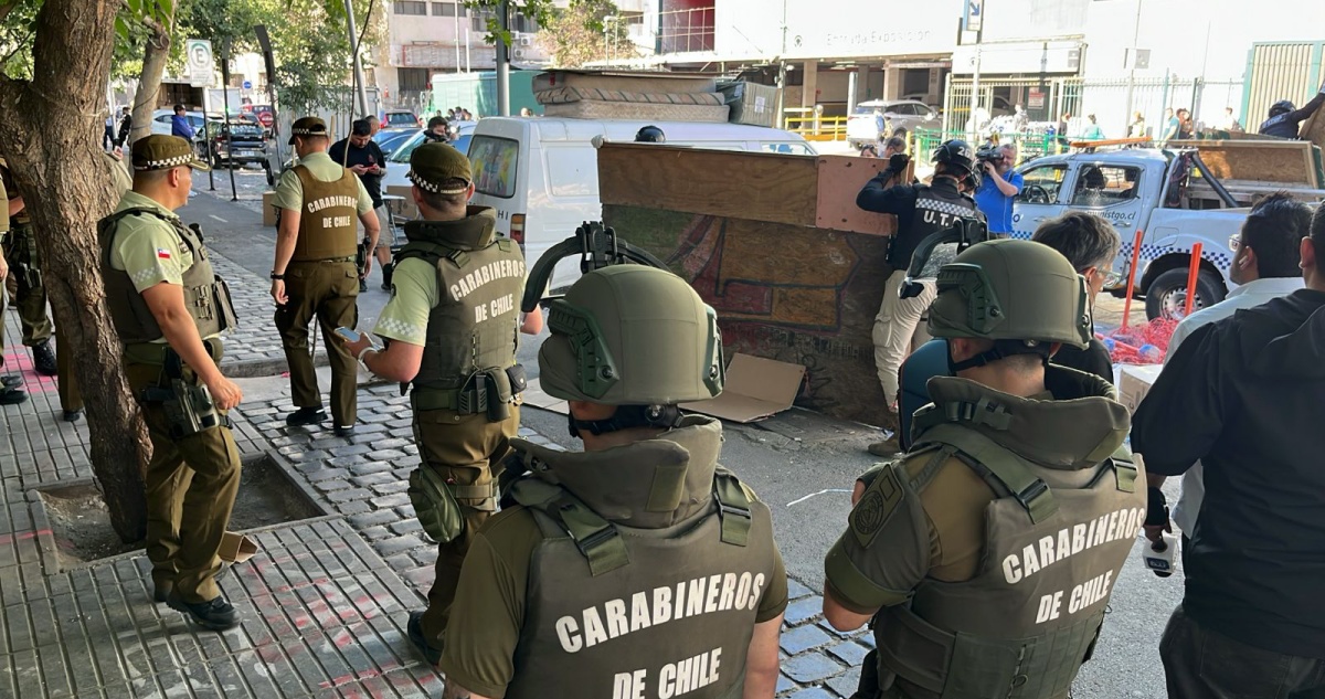 Sigue la tensión en Barrio Meiggs: ambulantes insisten en instalar toldos azules en sector no regulado