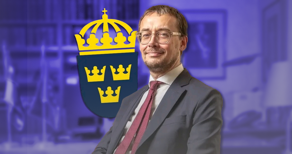 Tomas Wiklund con escudo de embajada.