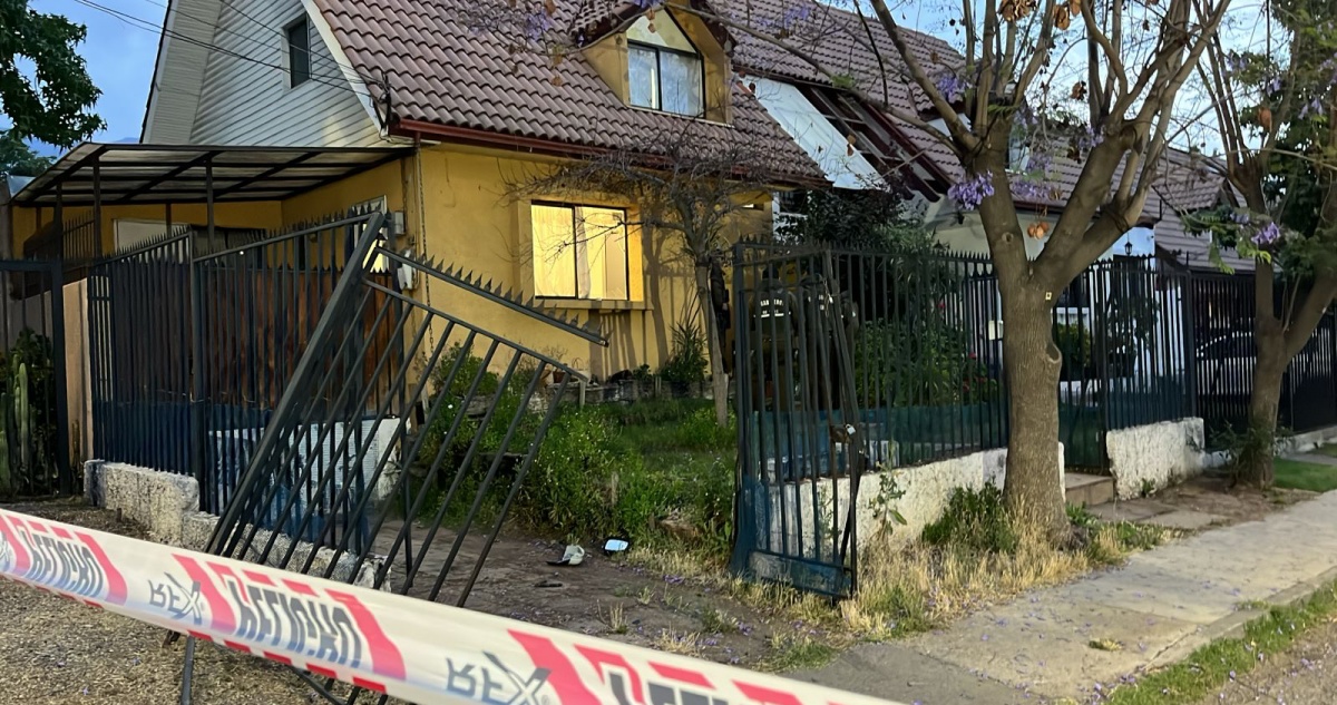 Turbazo en Peñalolén: delincuente amarran a dueño de casa y huyen con su auto derribando el portón
