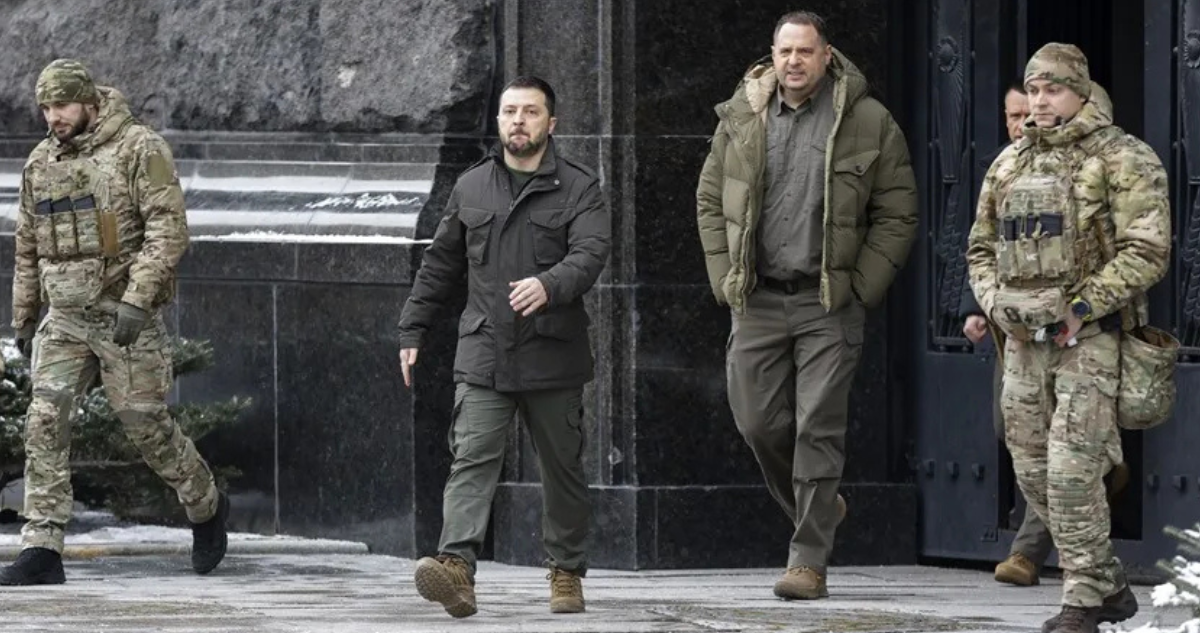 Imagen de archivo del presidente Volodimir Zelenski (c) y el jefe de su oficina, Andrí Yermak