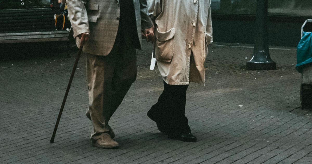 Foto de contexto de adultos mayores caminando