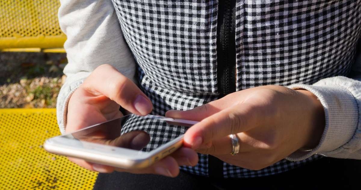 Persona usando el celular