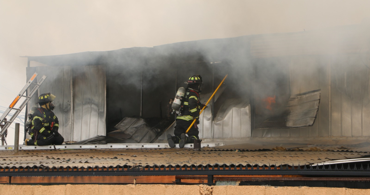 Una persona falleció en incendio que destruyó dos viviendas en Caldera