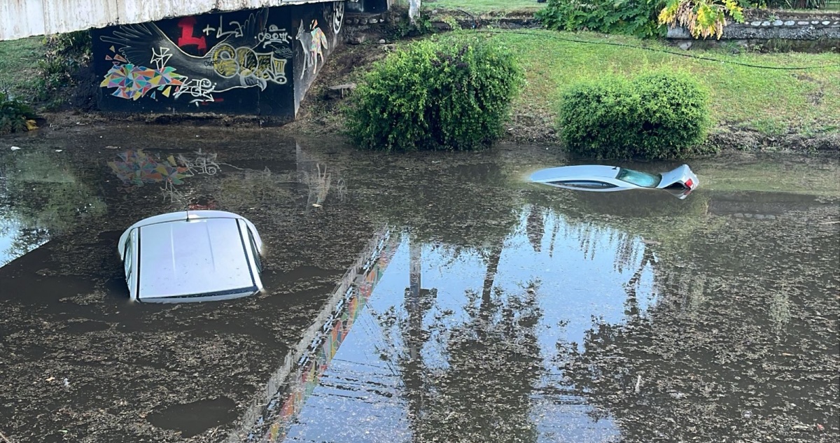 Vehículos quedan completamente bajo el agua en un paso bajo nivel que se inundó en Ñuñoa
