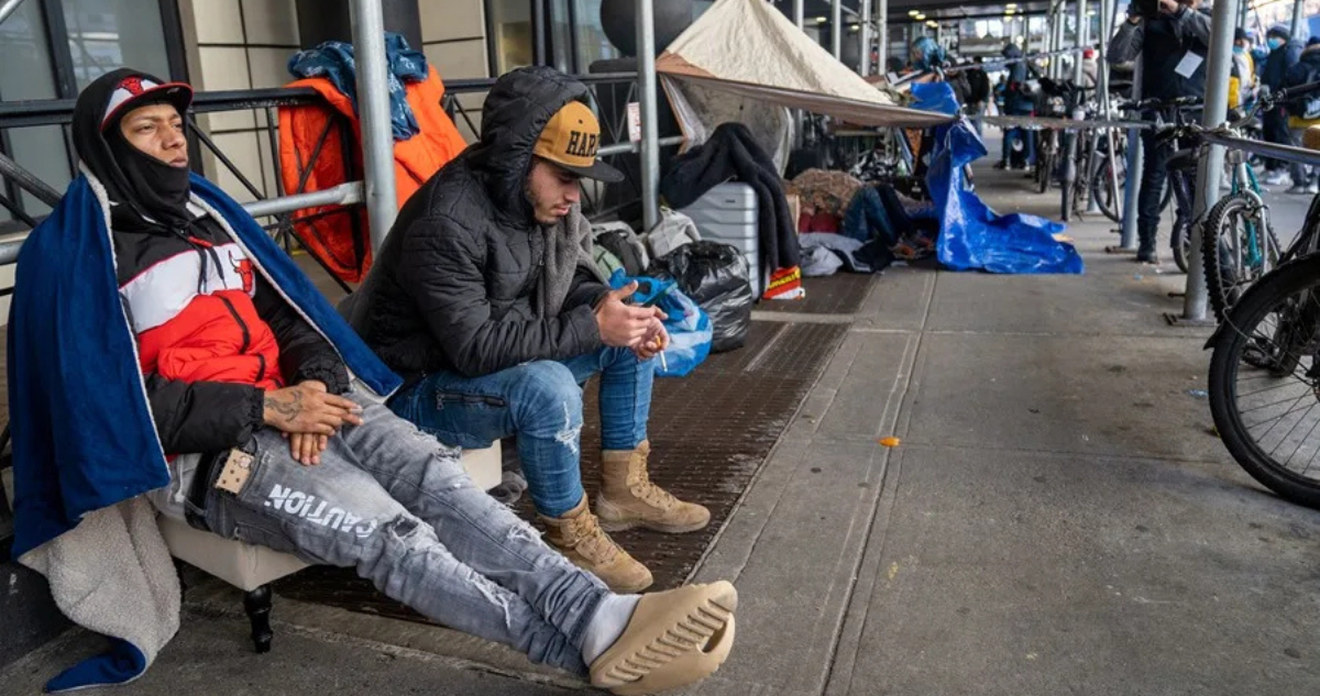 Imagen de archivo de inmigrantes venezolanos desalojados del hotel Watson, en Nueva York