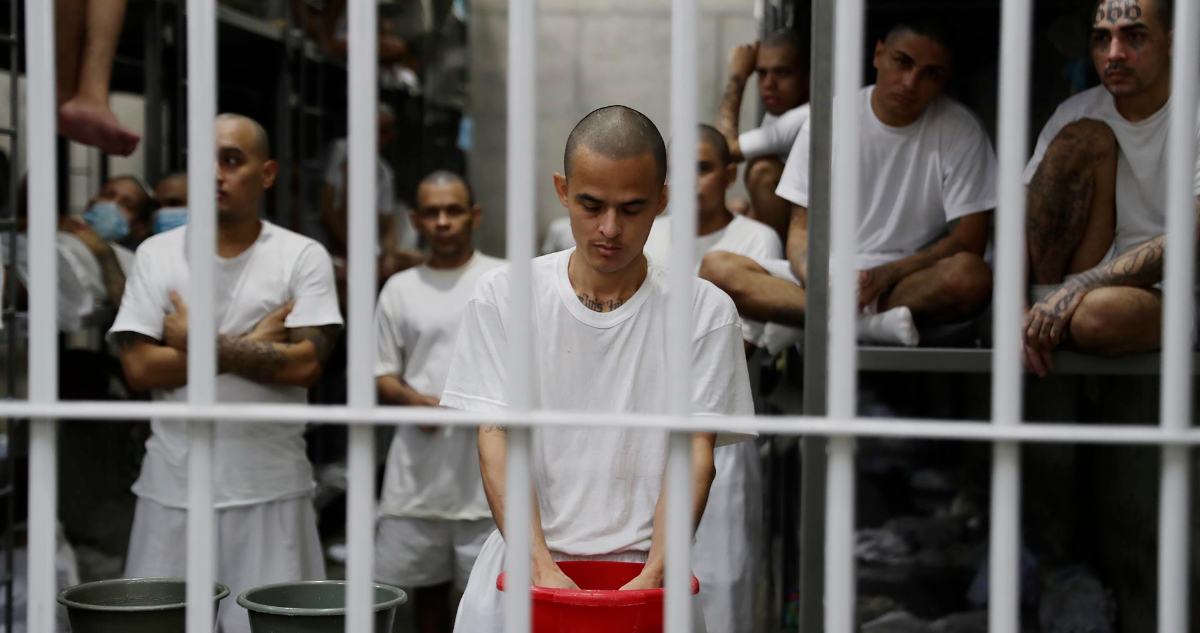 HRW denuncia tortura a venezolanos en megacárcel para pandilleros en El Salvador