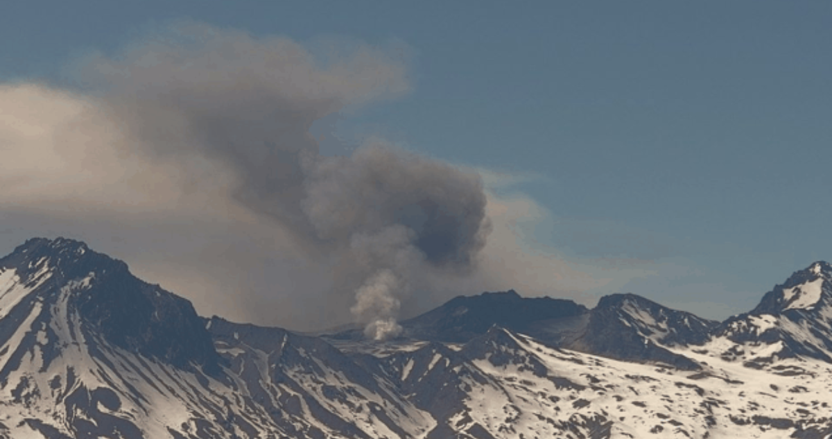 https://media.biobiochile.cl/wp-content/uploads/2025/11/video-advierten-por-explosiones-de-baja-o-moderada-magnitud-en-complejo-volcanico-planchon-peteroa.png