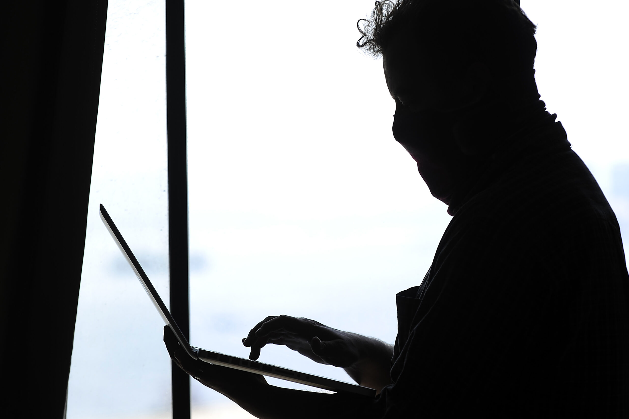 Asalto digital: investigan a informático por robo de $1.300 millones a empresa chilena donde trabajaba